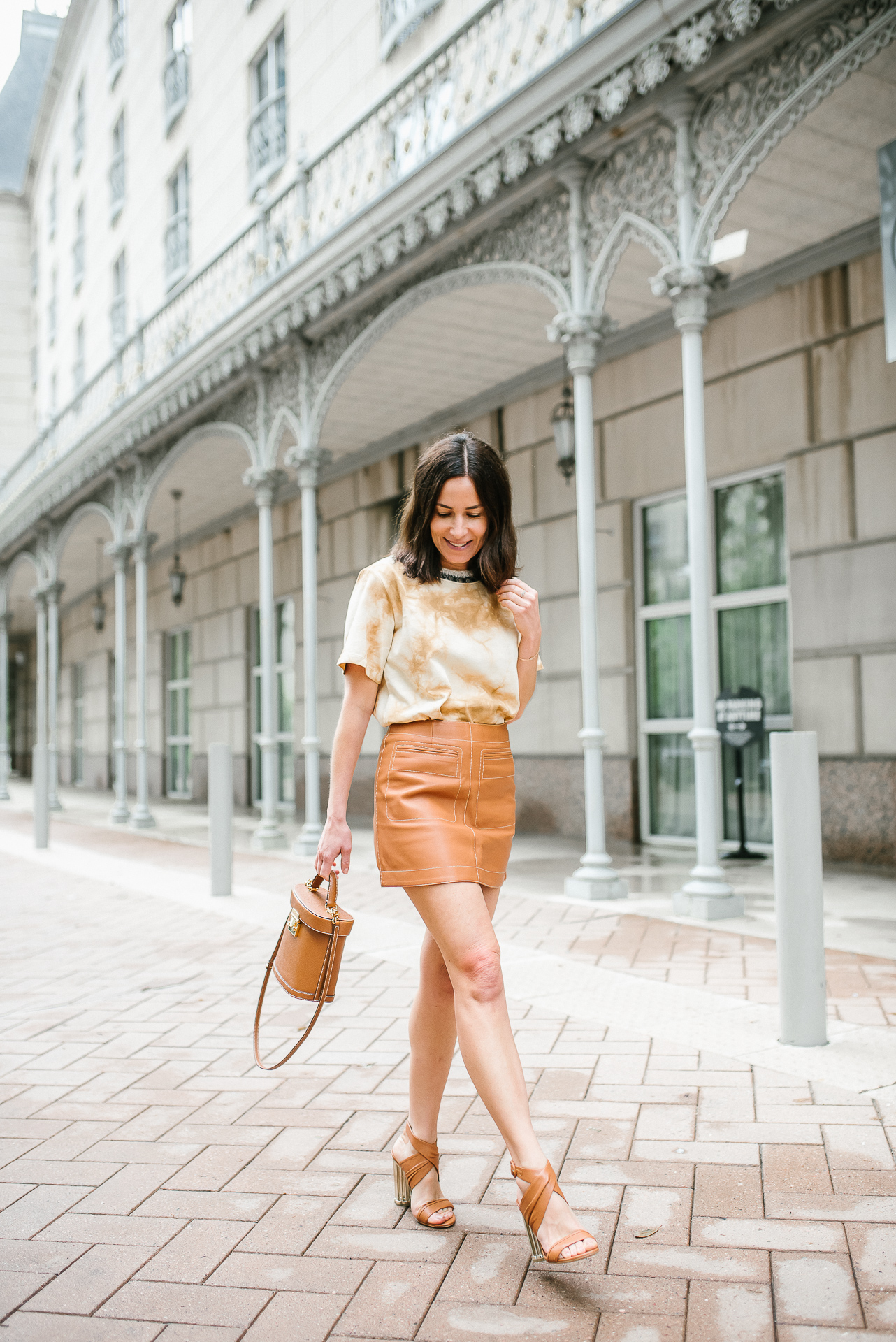 Tan leather hotsell skirt outfit ideas